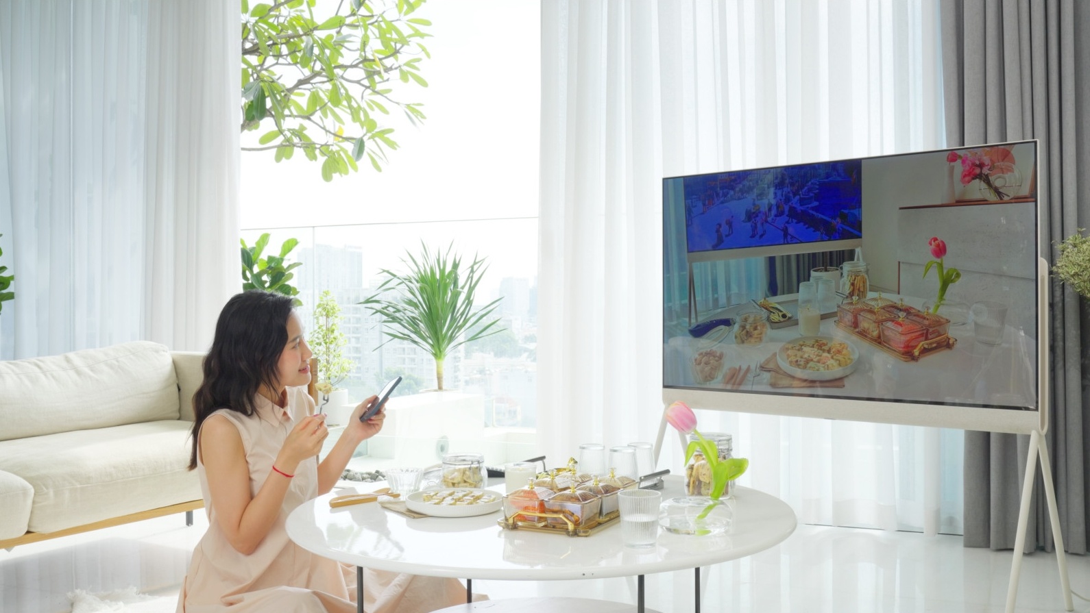 Muon kieu lam moi cam hung cung TV LG Pose hinh anh