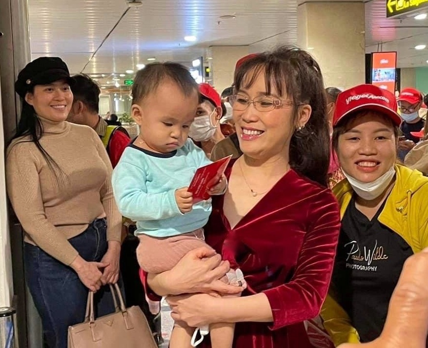 Cong nhan duoc vay uu dai va bay mien phi truoc them Tet Nguyen dan hinh anh