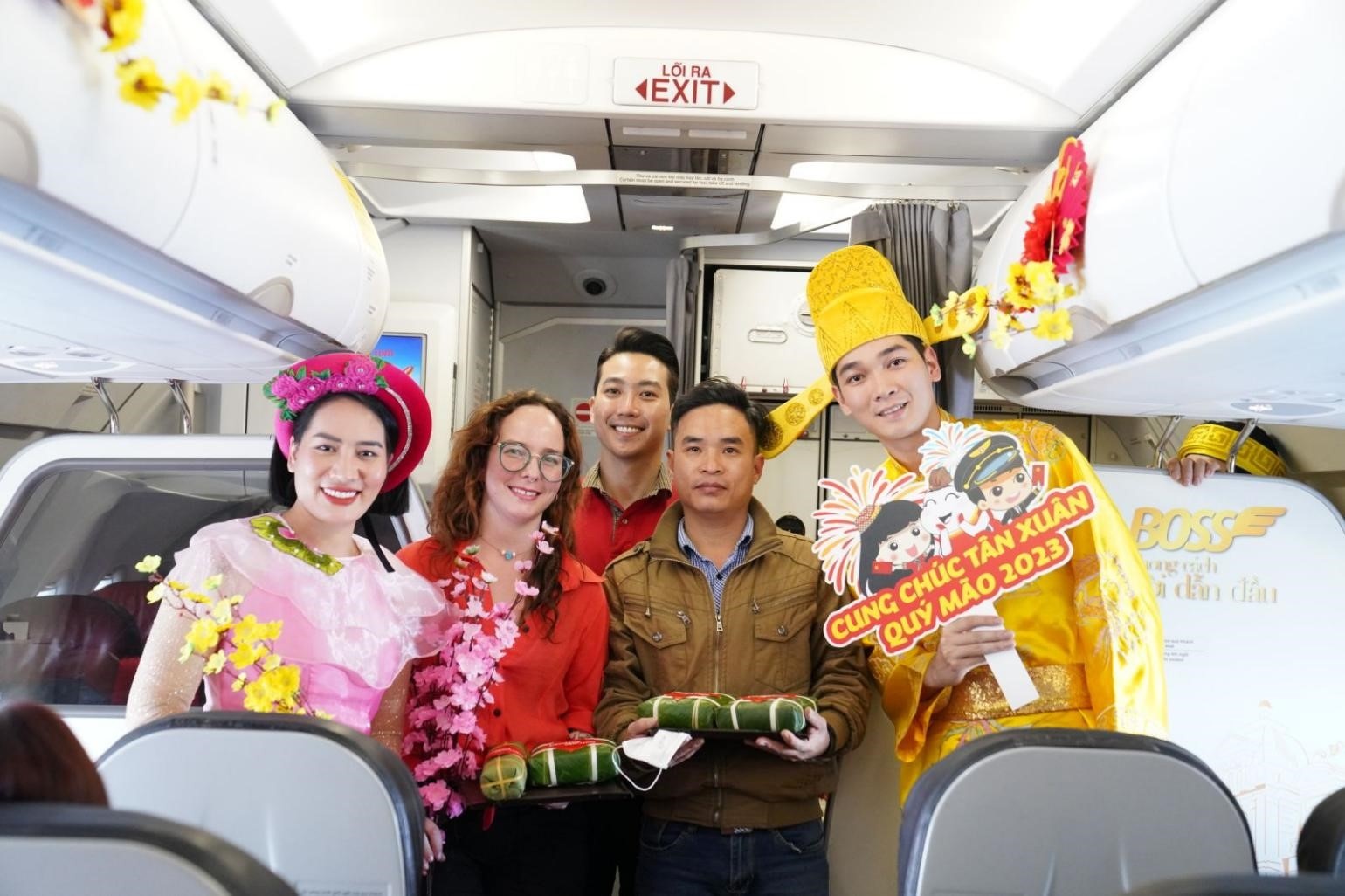 Hanh khach hao hung khi thay 'ong Cong, ong Tao' tren tau bay Vietjet hinh anh