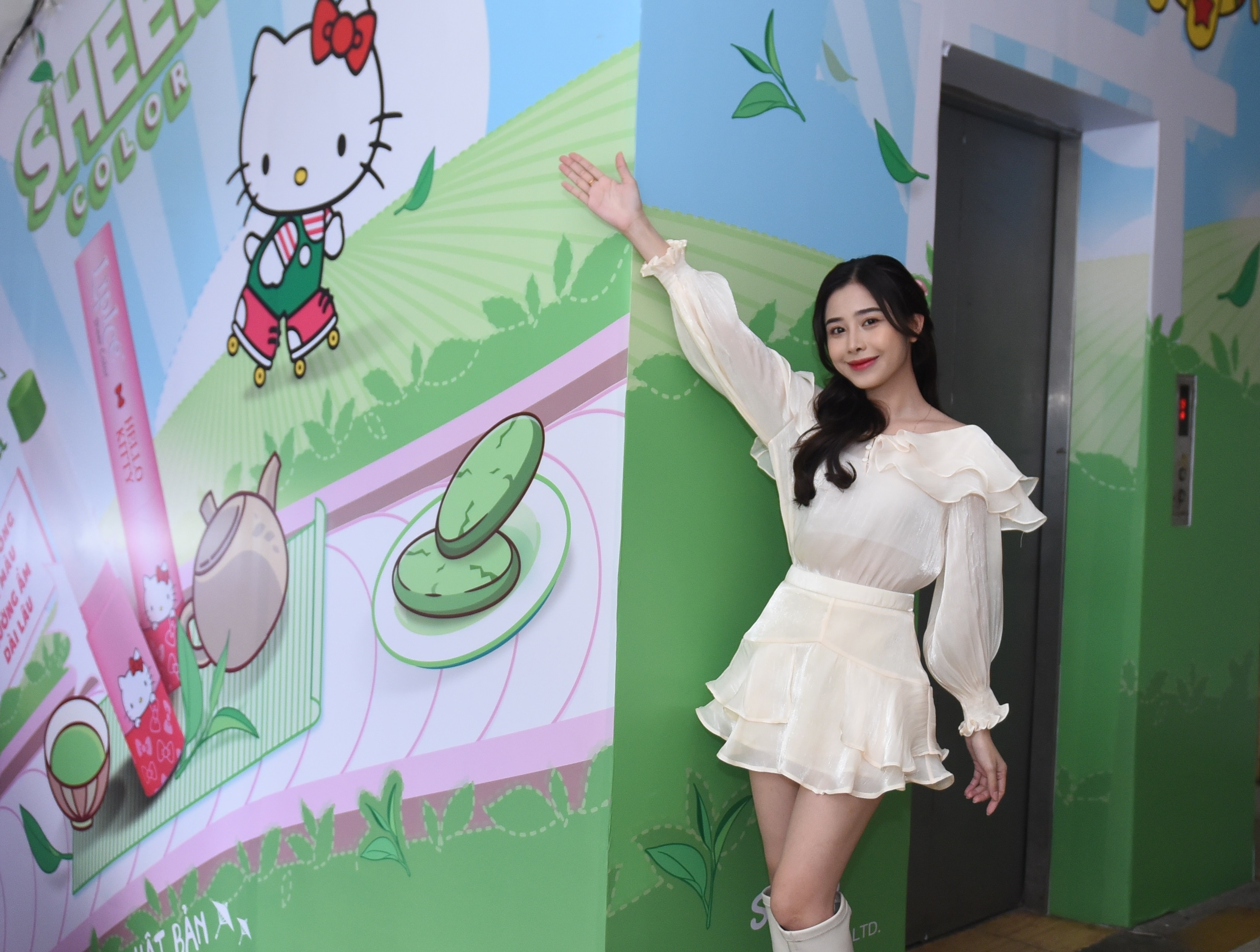 Cau thang dam dau an Hello Kitty tai 42 Nguyen Hue thu hut gioi tre hinh anh