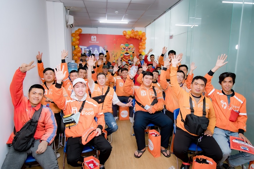Niem vui ngay cuoi nam cua cac tai xe 'nha cam' hinh anh