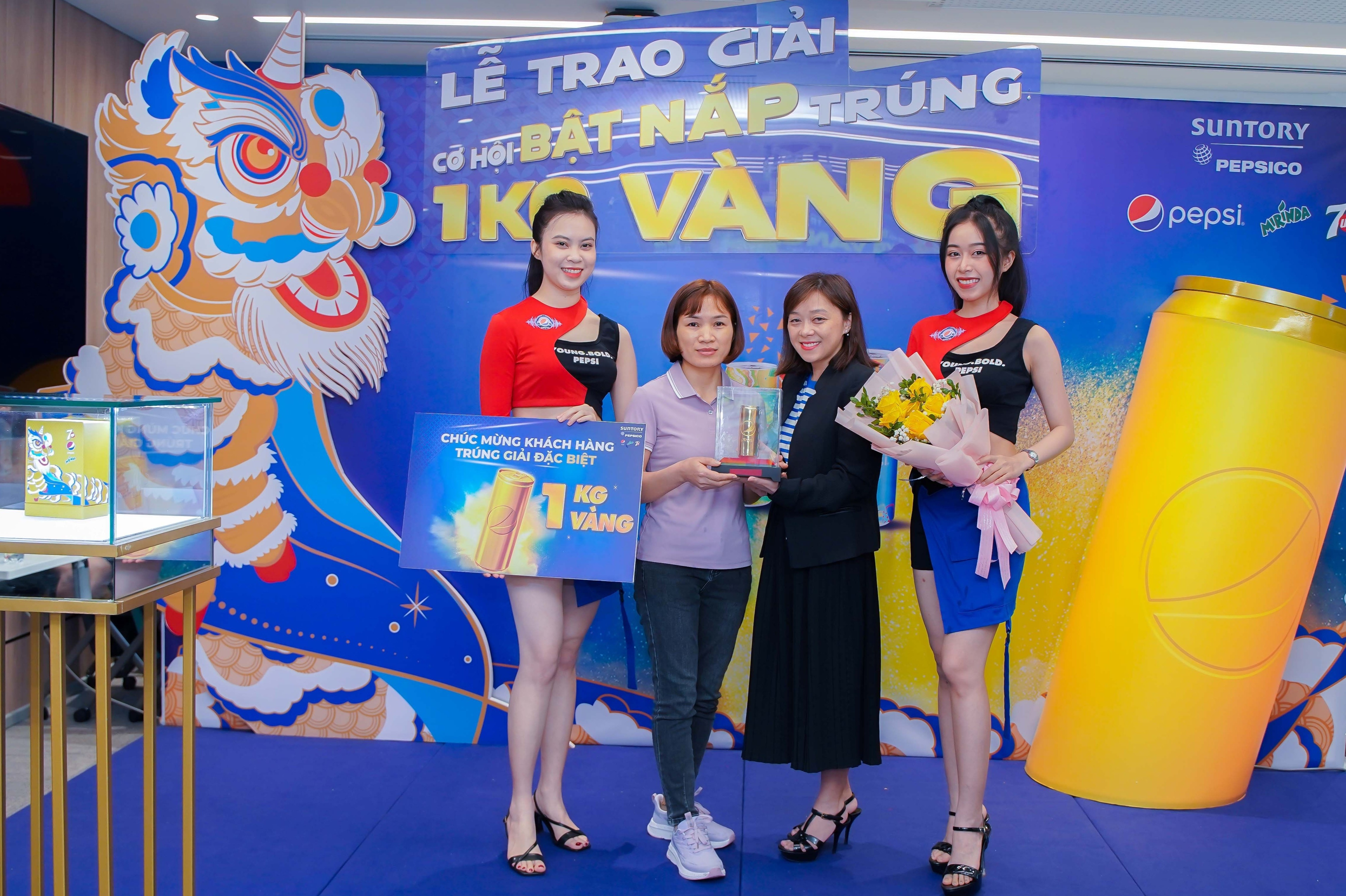 Nu cong nhan Bac Giang trung 1 kg vang sau khi bat nap lon Pepsi hinh anh