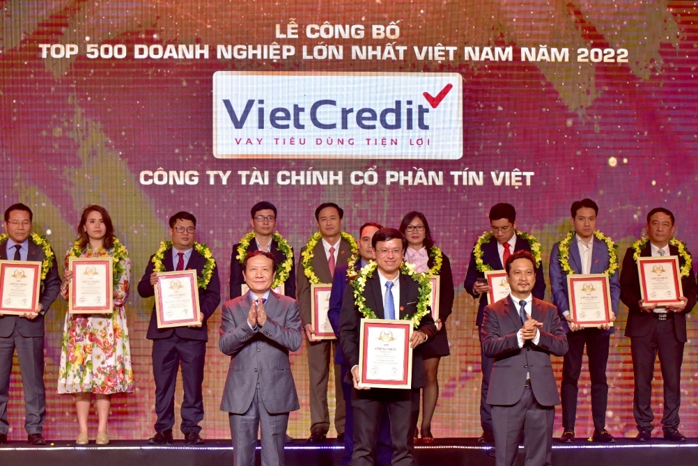 VietCredit vao top 500 doanh nghiep lon nhat Viet Nam lan 2 lien tiep hinh anh