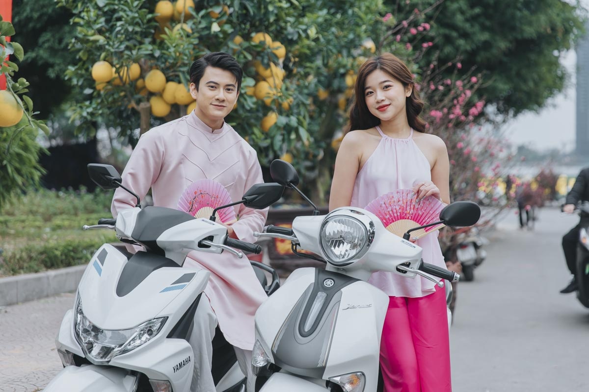 Goi y phoi do dien Tet cho cap doi hinh anh