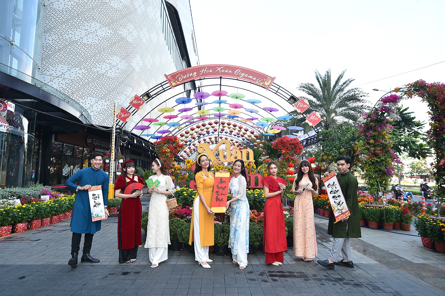 Trai nghiem phong vi Tet tai duong hoa xuan 3 mien Gigamall hinh anh