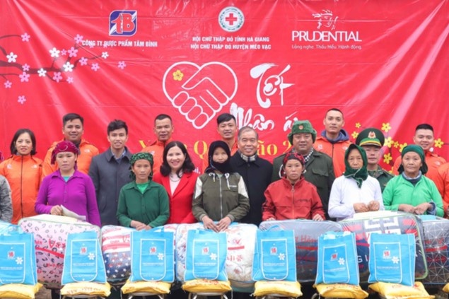 Duoc pham Tam Binh to chuc 'Tet nhan ai 2023' cho dong bao vung cao hinh anh