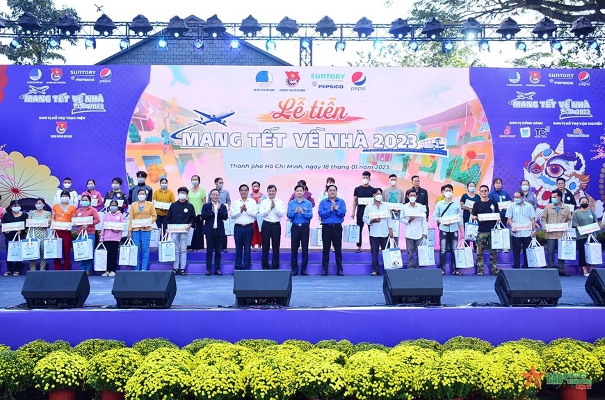 Hanh trinh 'Mang Tet ve nha' 2023 khep lai day cam xuc hinh anh