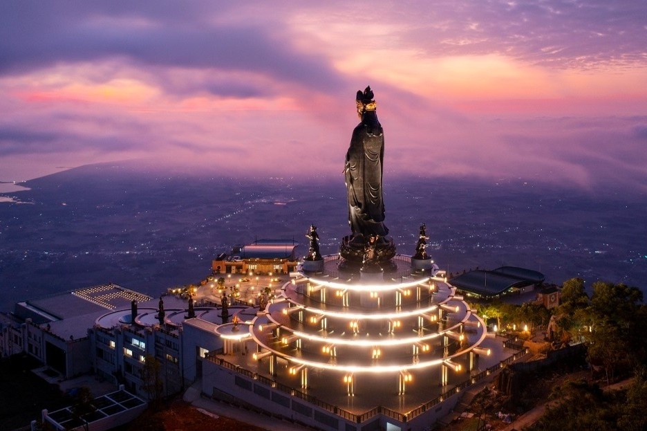 Thien duong anh sang nghe thuat hien dai tren dinh nui Ba Den hinh anh