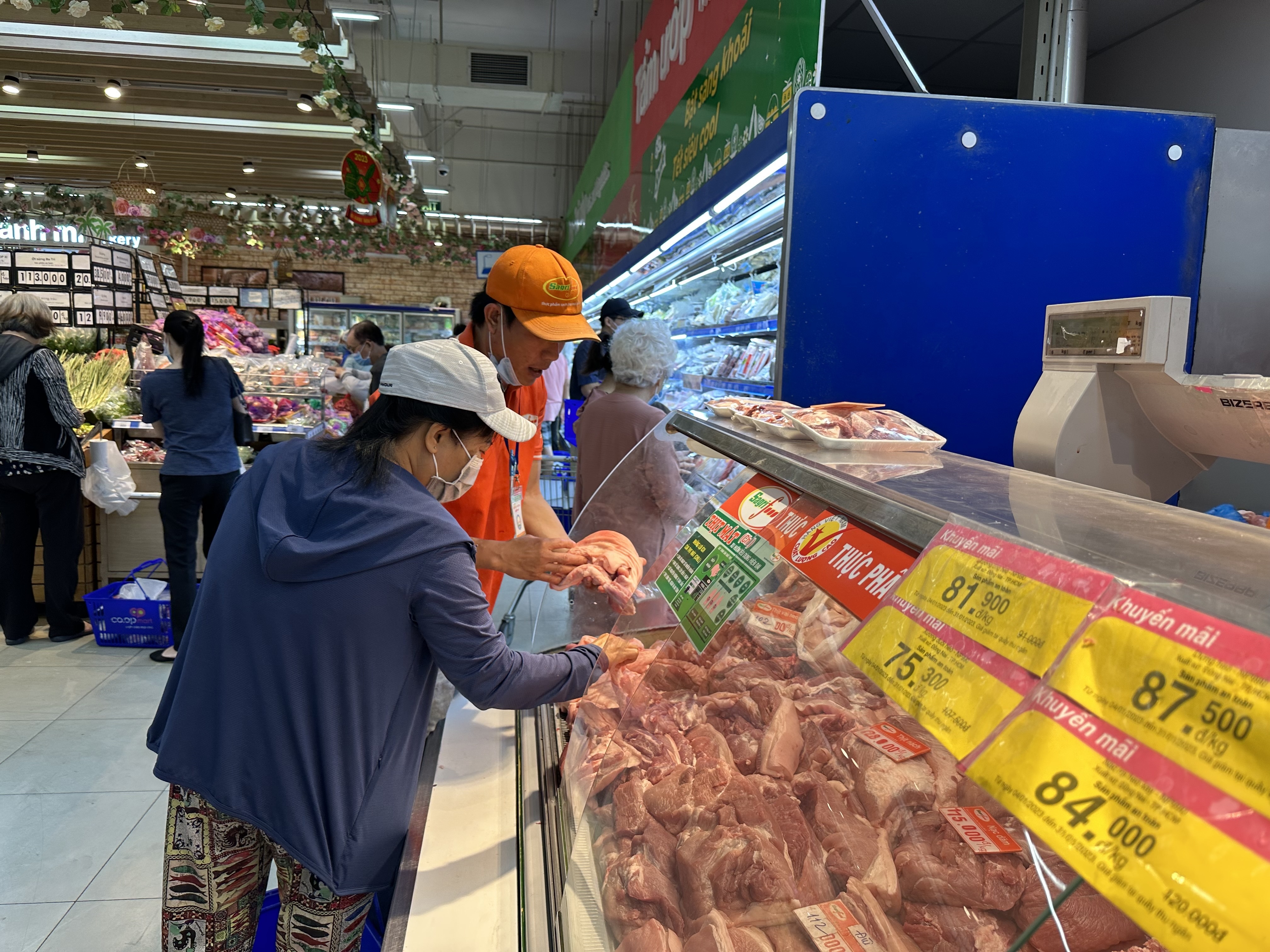 Nguoi dan tap nap sam sua ngay can Tet hinh anh