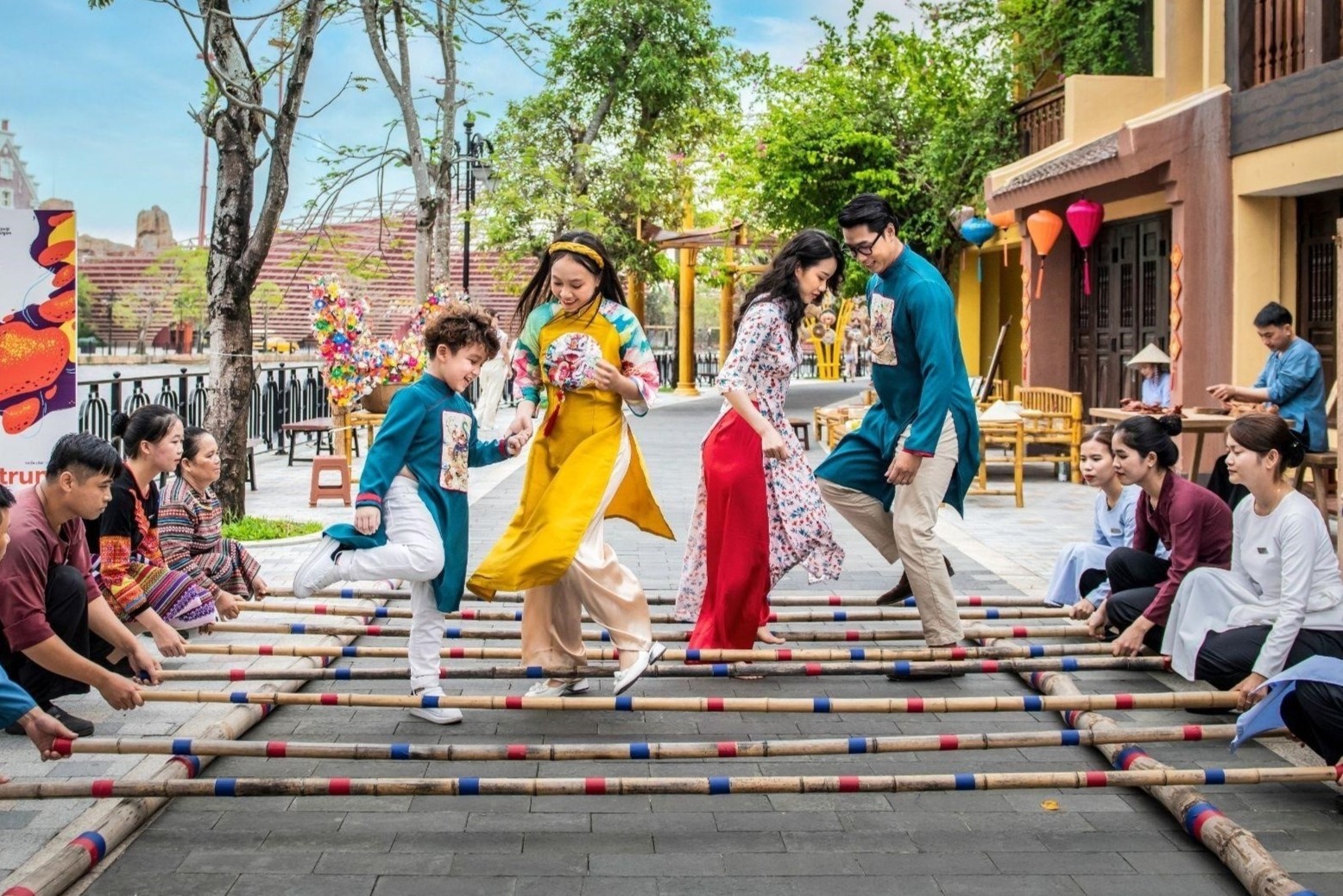 Xuyen khong don Tet chat khap 3 mien tai VinWonders hinh anh