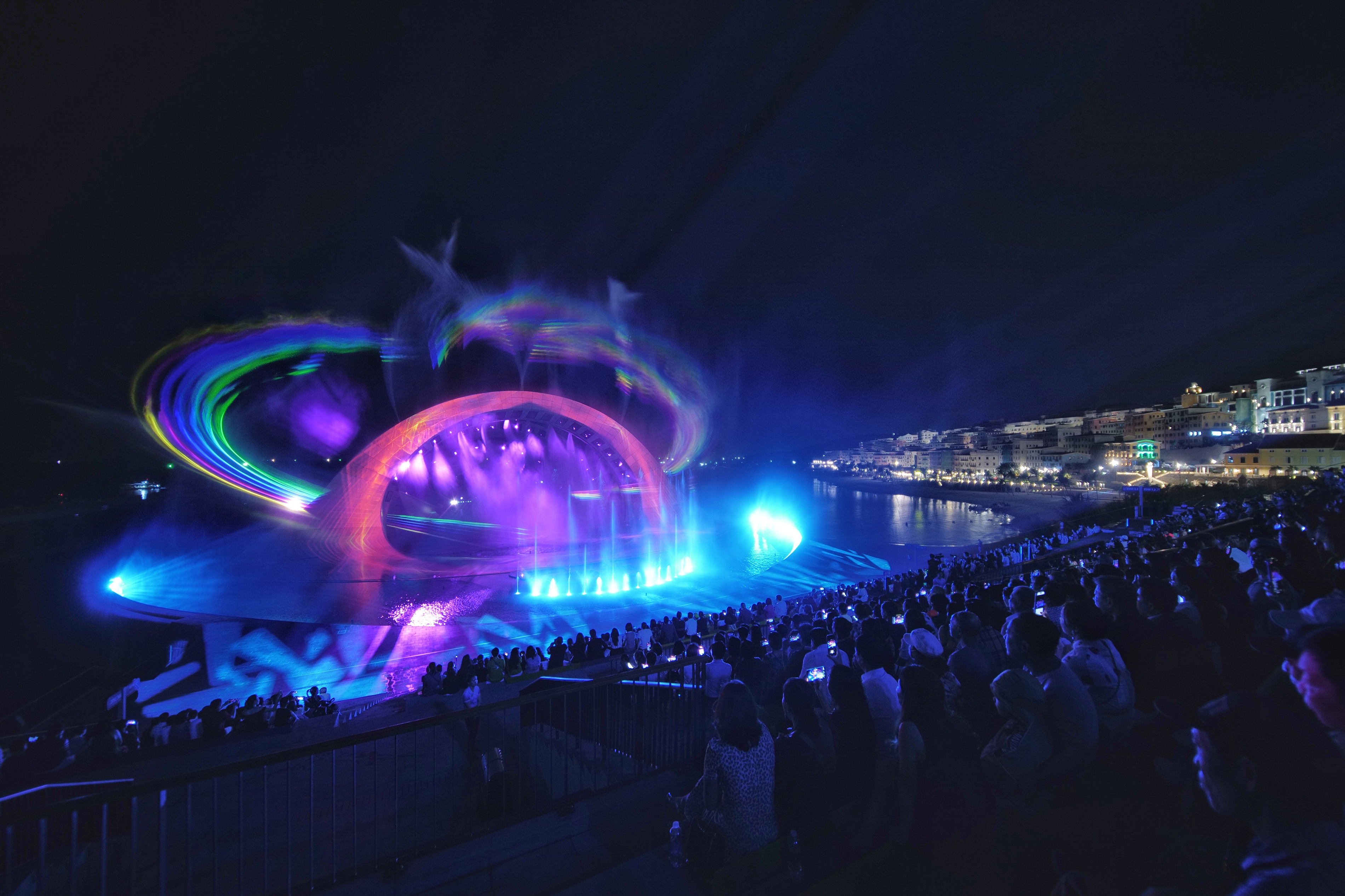 Tet 2023 bung no cam xuc tai 'thien duong' giai tri Sun World Phu Quoc hinh anh