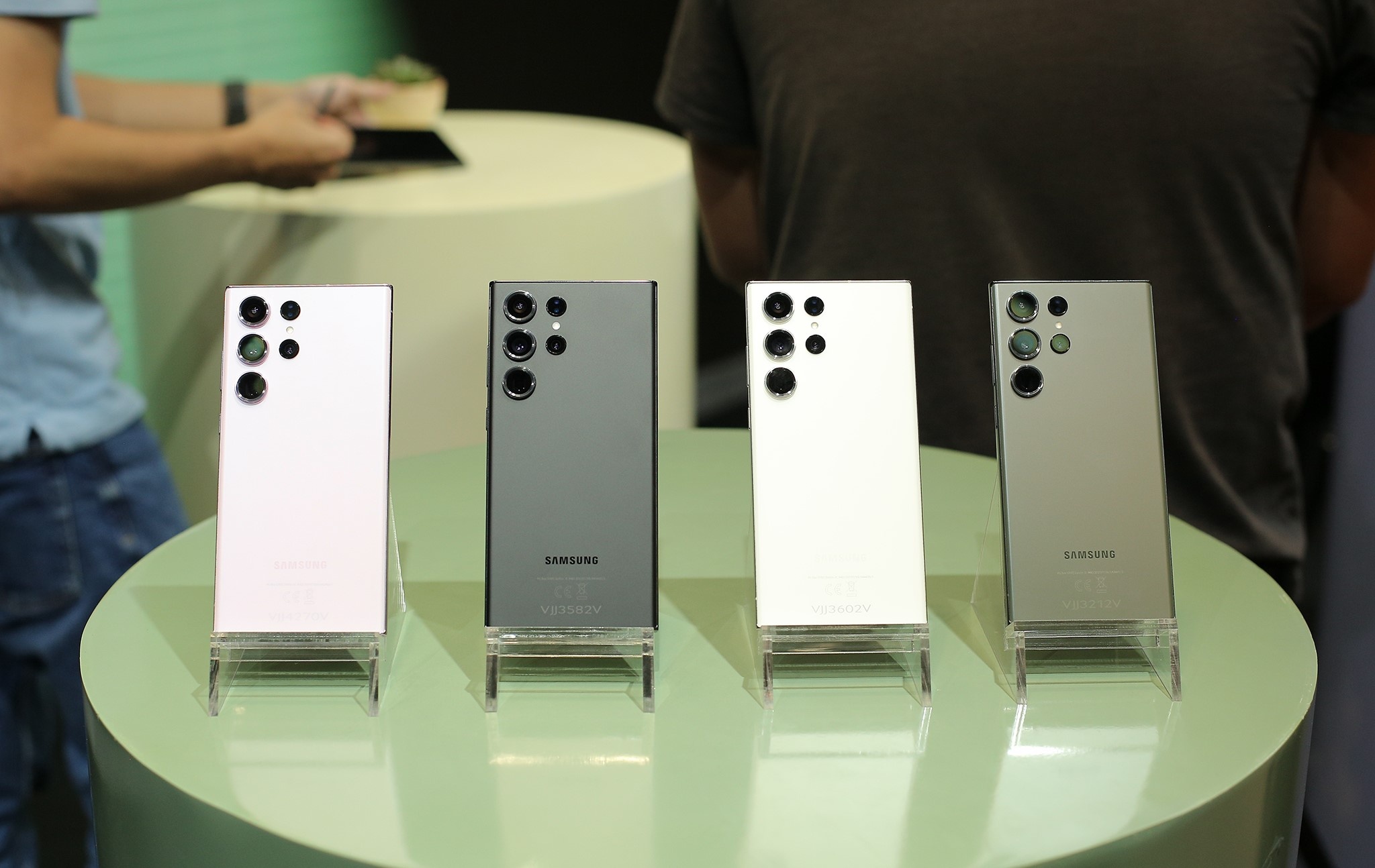 FPT Shop bat dau nhan dat truoc Galaxy S23 series voi uu dai doc quyen hinh anh