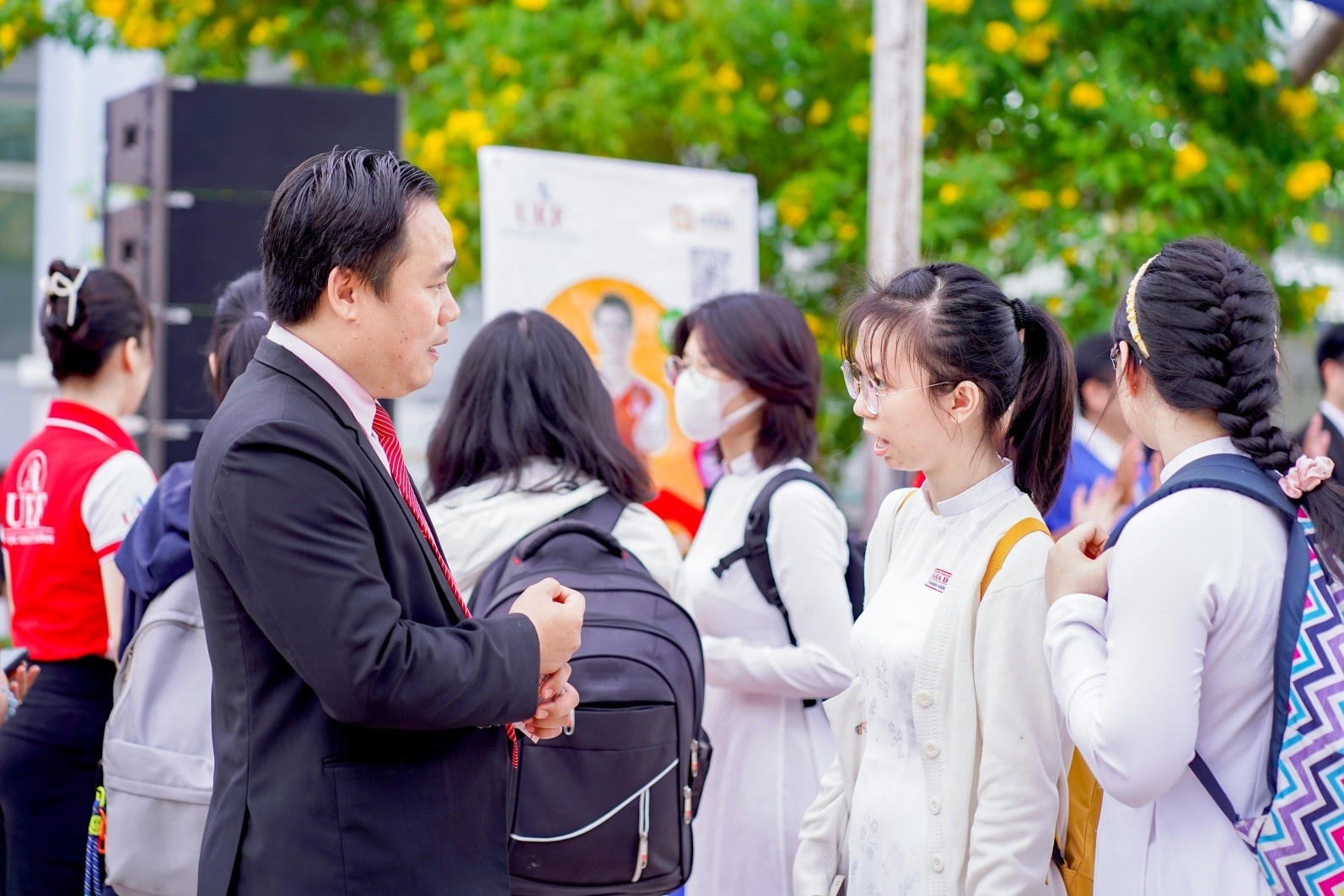 tuyen sinh UEF anh 1