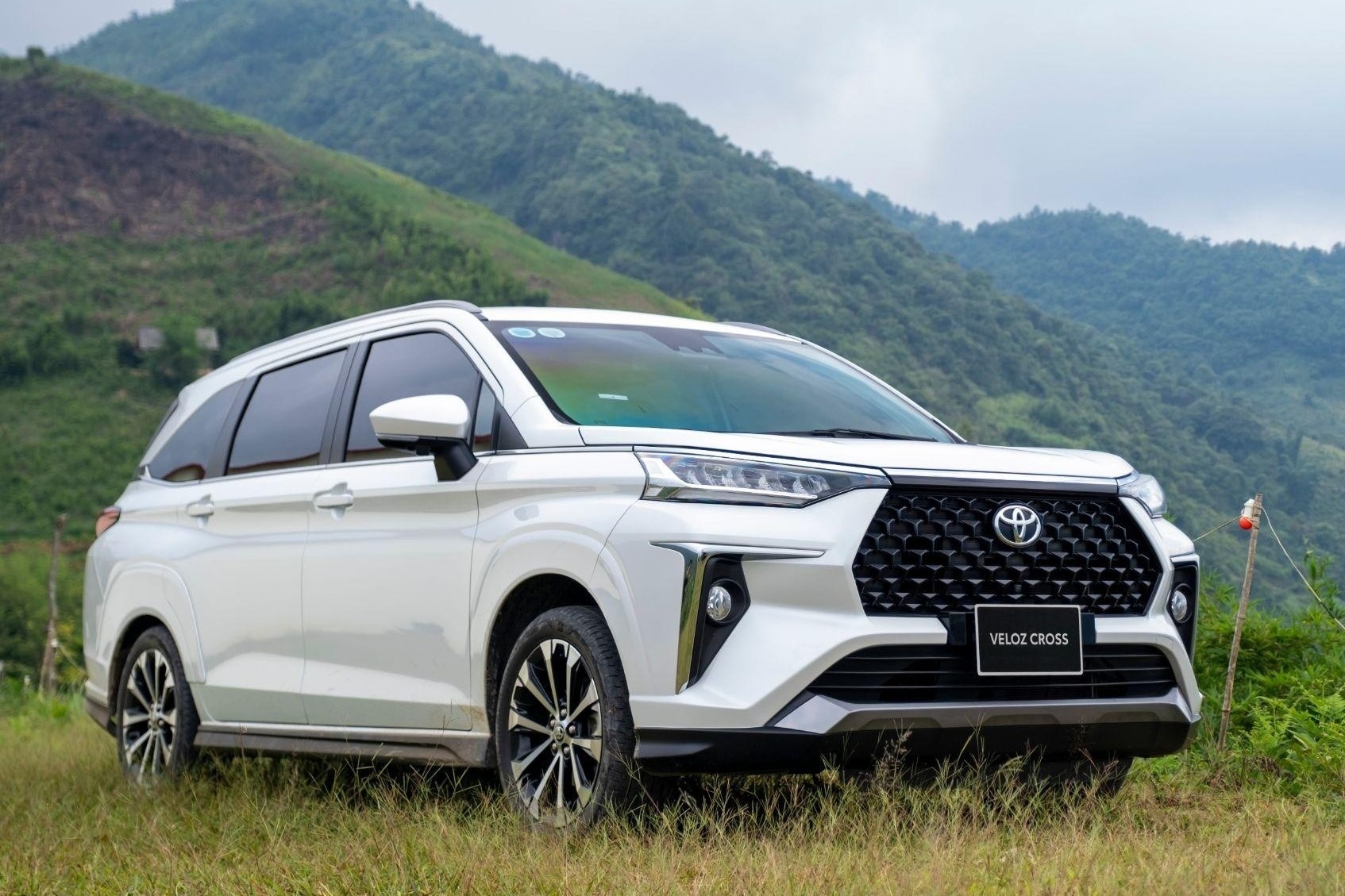 Cu but pha ve doanh so cua Toyota Veloz Cross hinh anh
