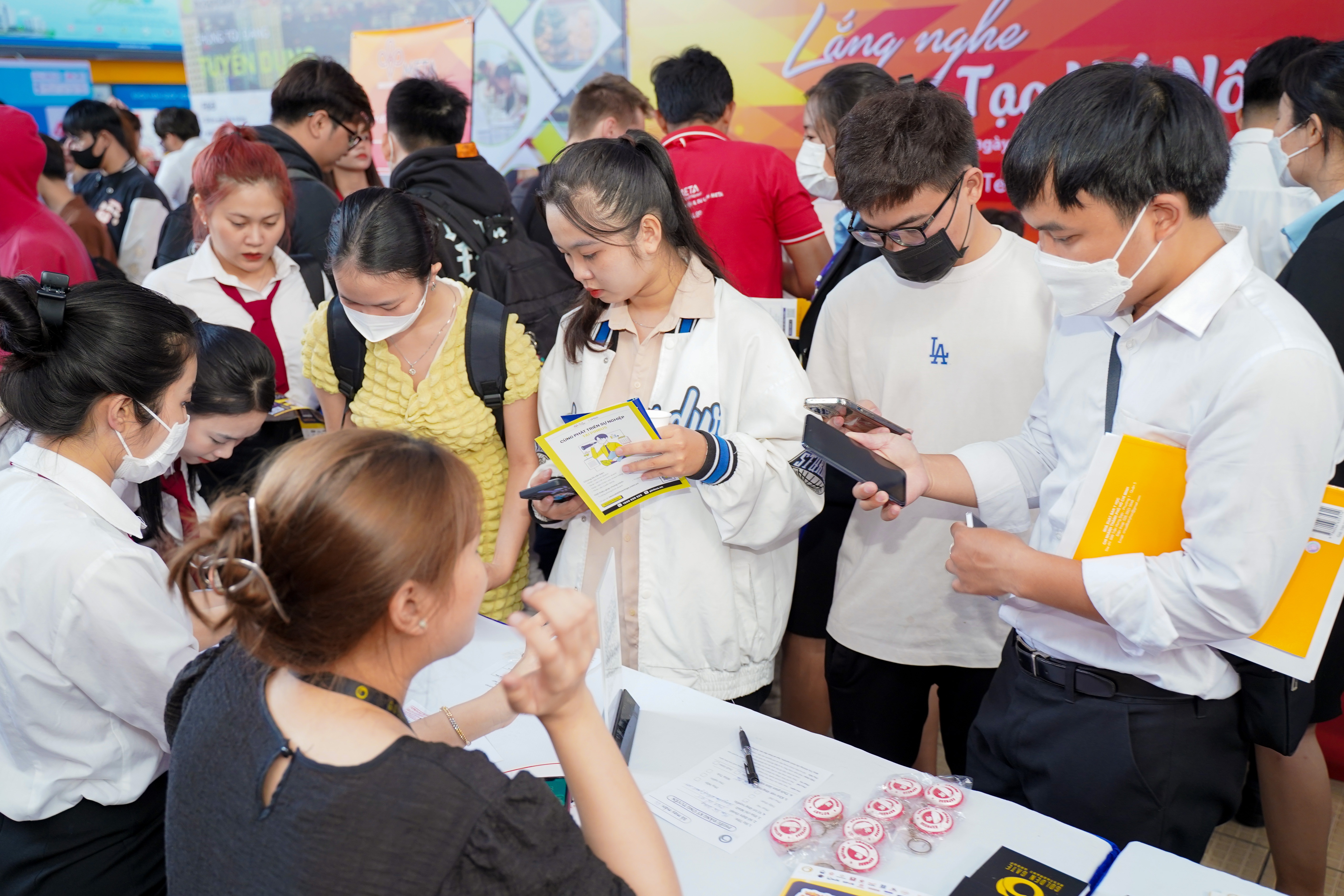 Hutech,  nguon nhan luc anh 2