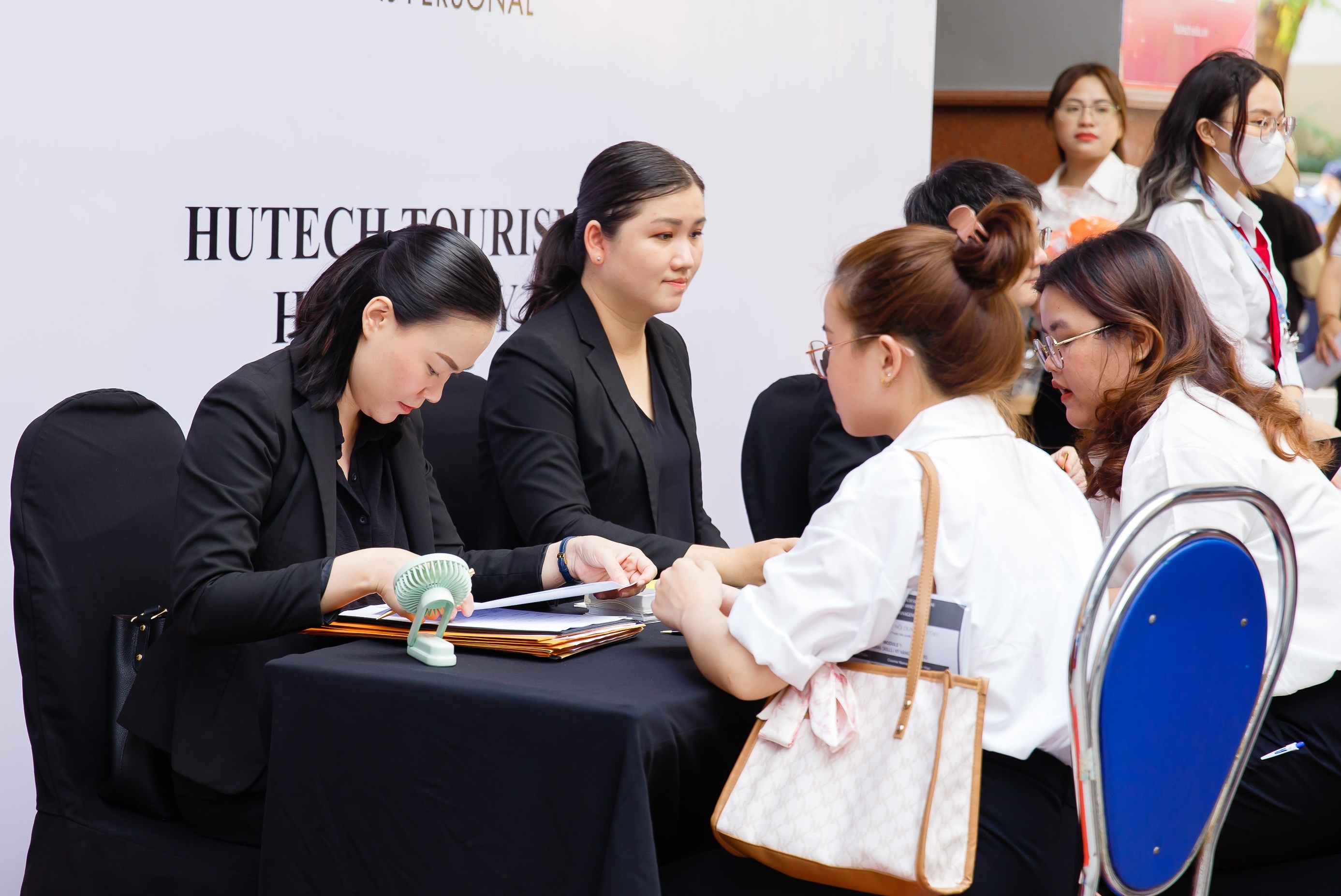 Khoi nganh du lich - nha hang - khach san khat nhan luc tre hinh anh