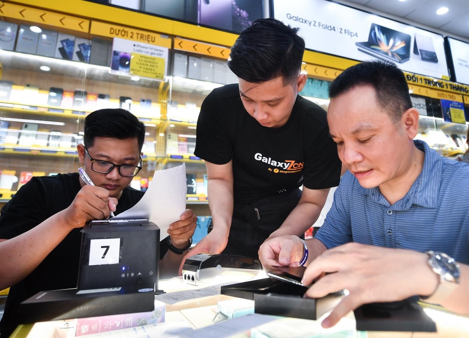 Trai nghiem cong nghe toan dien tai cua hang Samsung GalaxyZone hinh anh