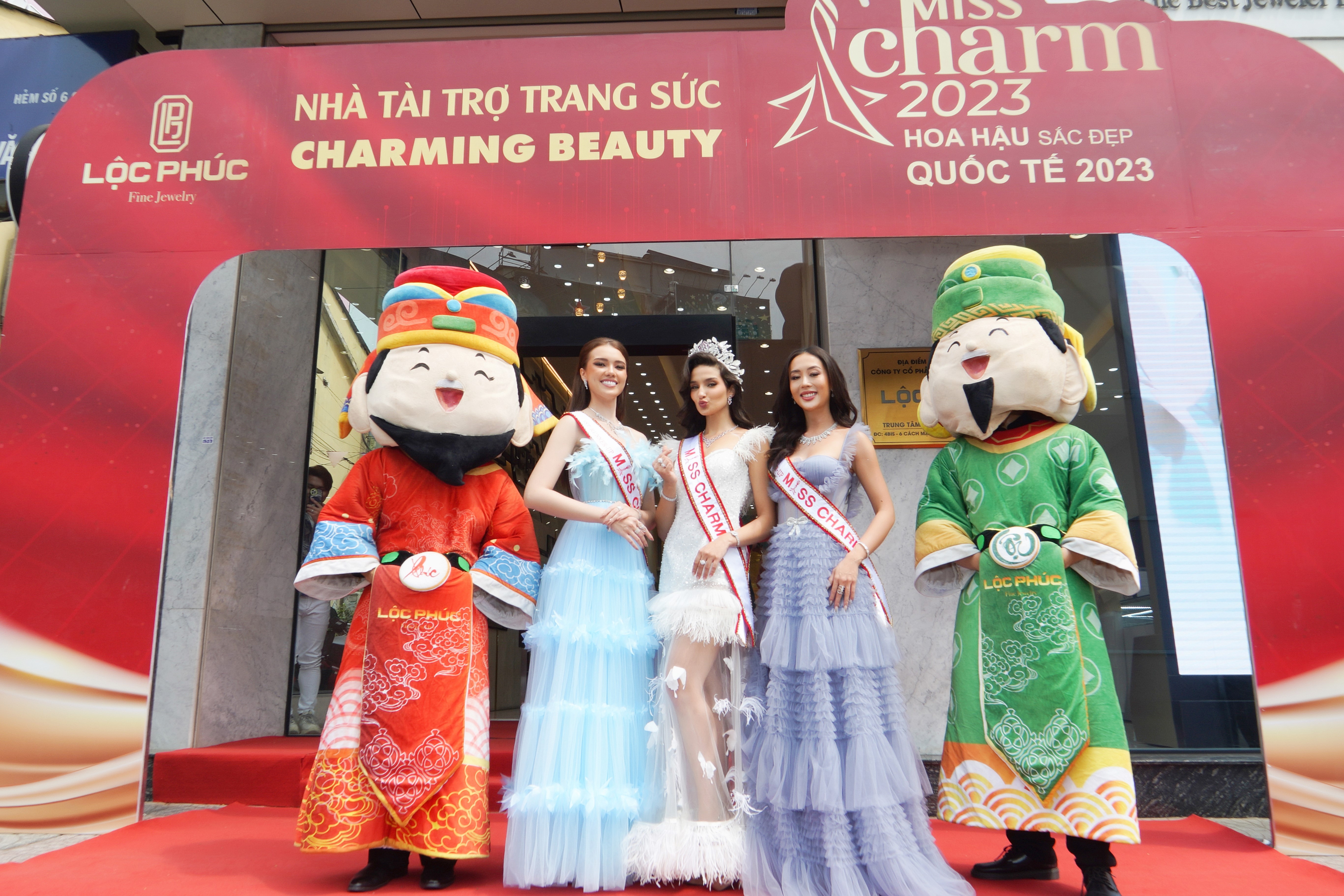 Top 3 Miss Charm trai nghiem trang suc trong showroom chuan quoc te hinh anh