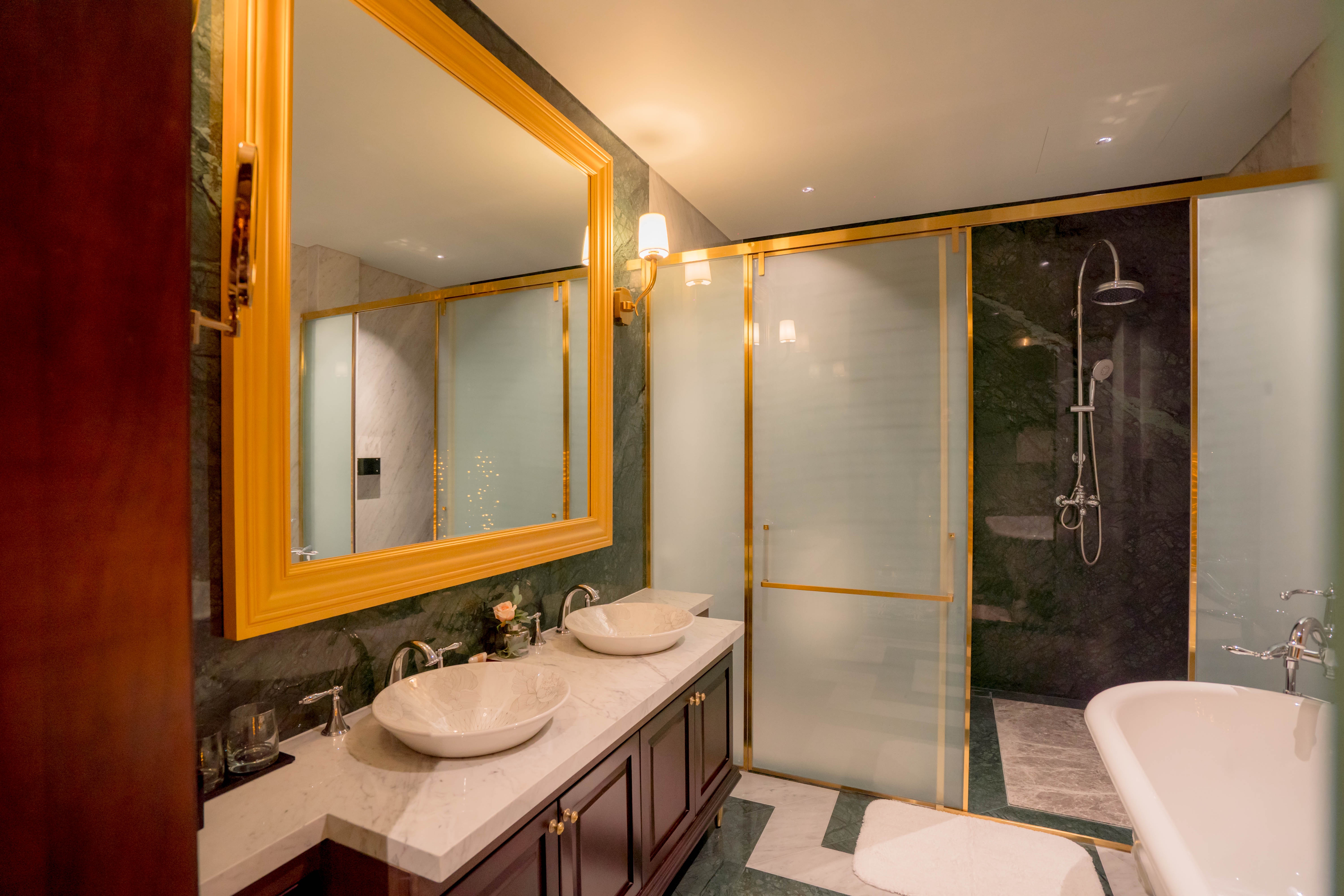 Regal Collection House,  khach san anh 7