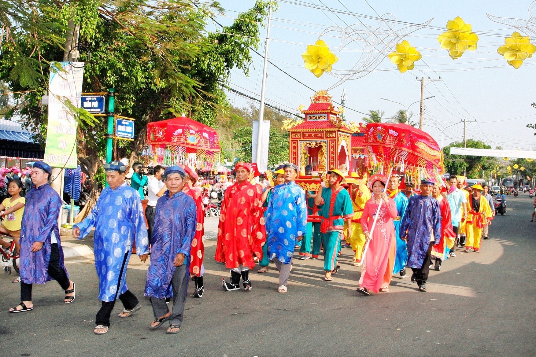 Le hoi truyen thong Dinh Co cua ngu dan vung bien thi tran Long Hai hinh anh