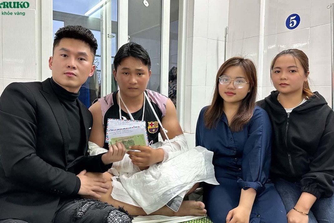 Dai dien Haruko, ca si Du Thien den tham hoi shipper bi danh gay tay hinh anh