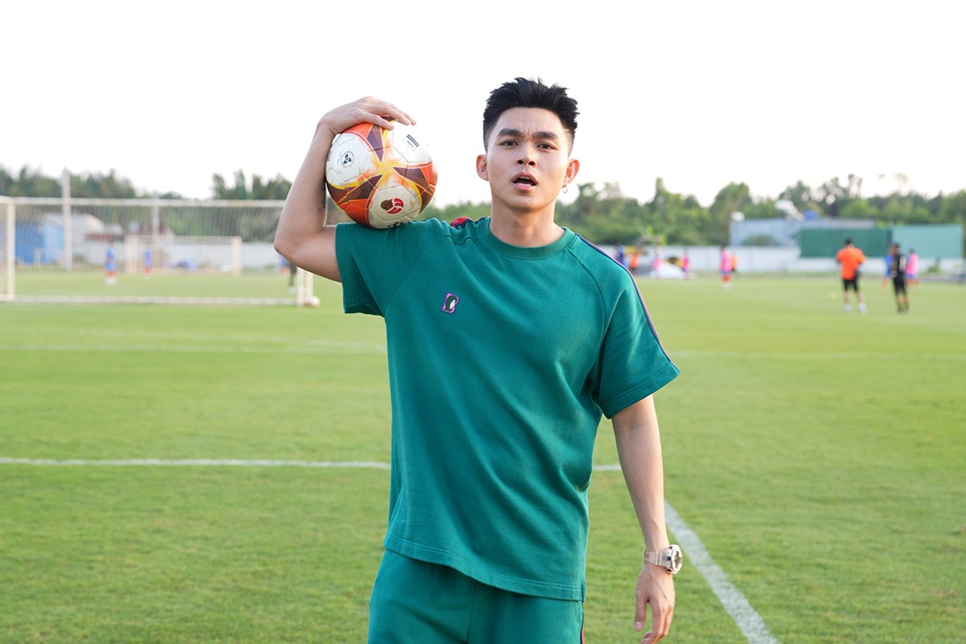 Jun Pham va tien dao Ho Tuan Tai ‘An - Choi - Ngu cung V.League’ hinh anh