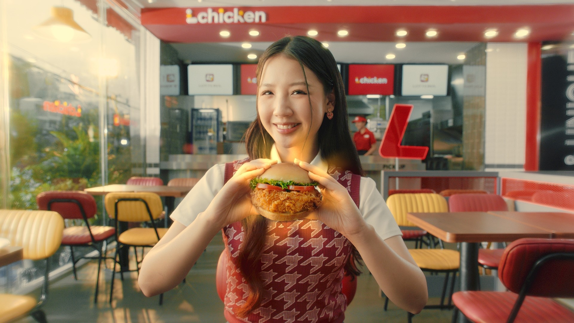AMEE dong hanh Lotteria trong TVC gioi thieu LChicken Burger hinh anh
