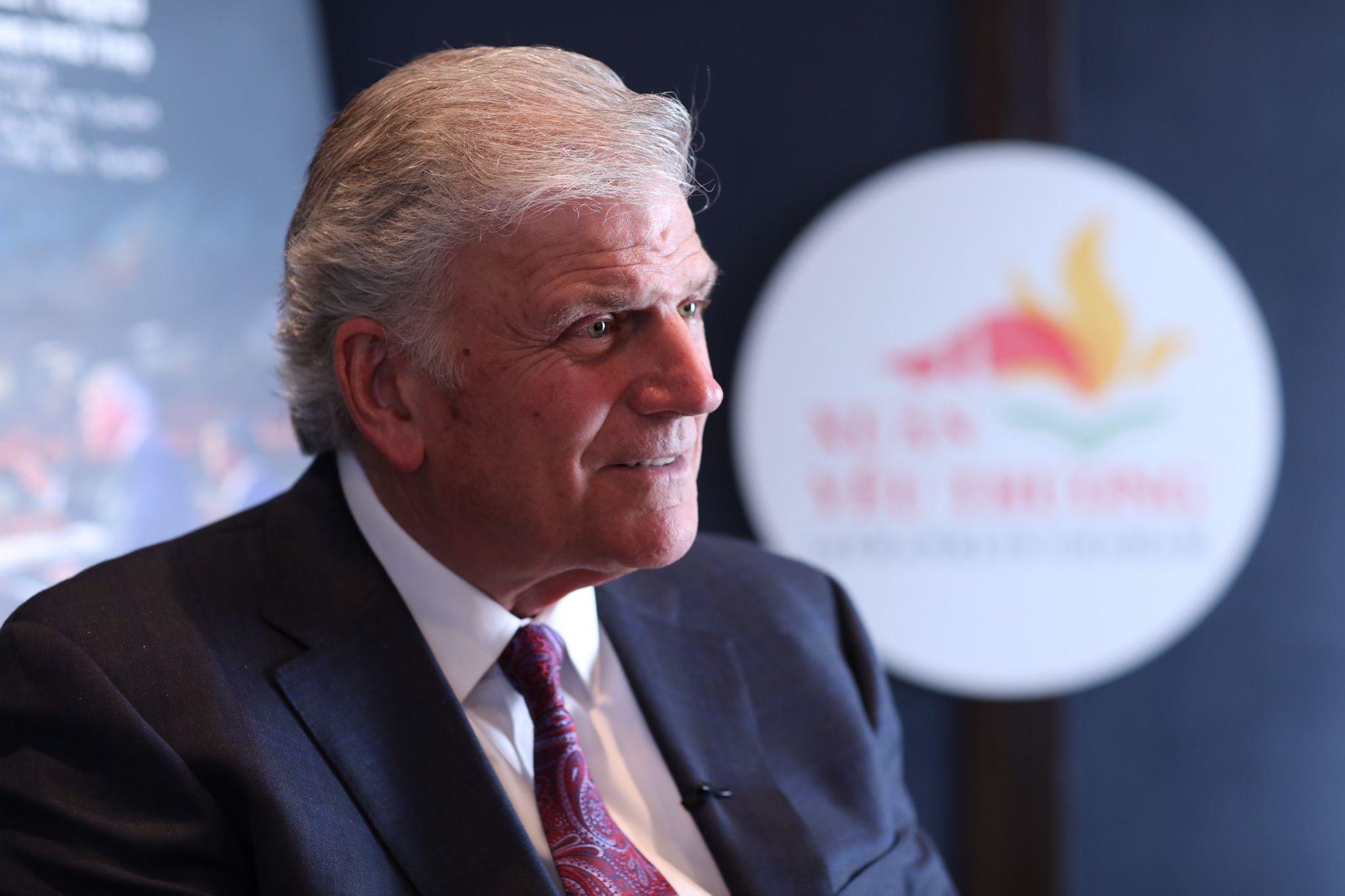 Cau hoi moi khi thay Mat Troi moc hinh anh