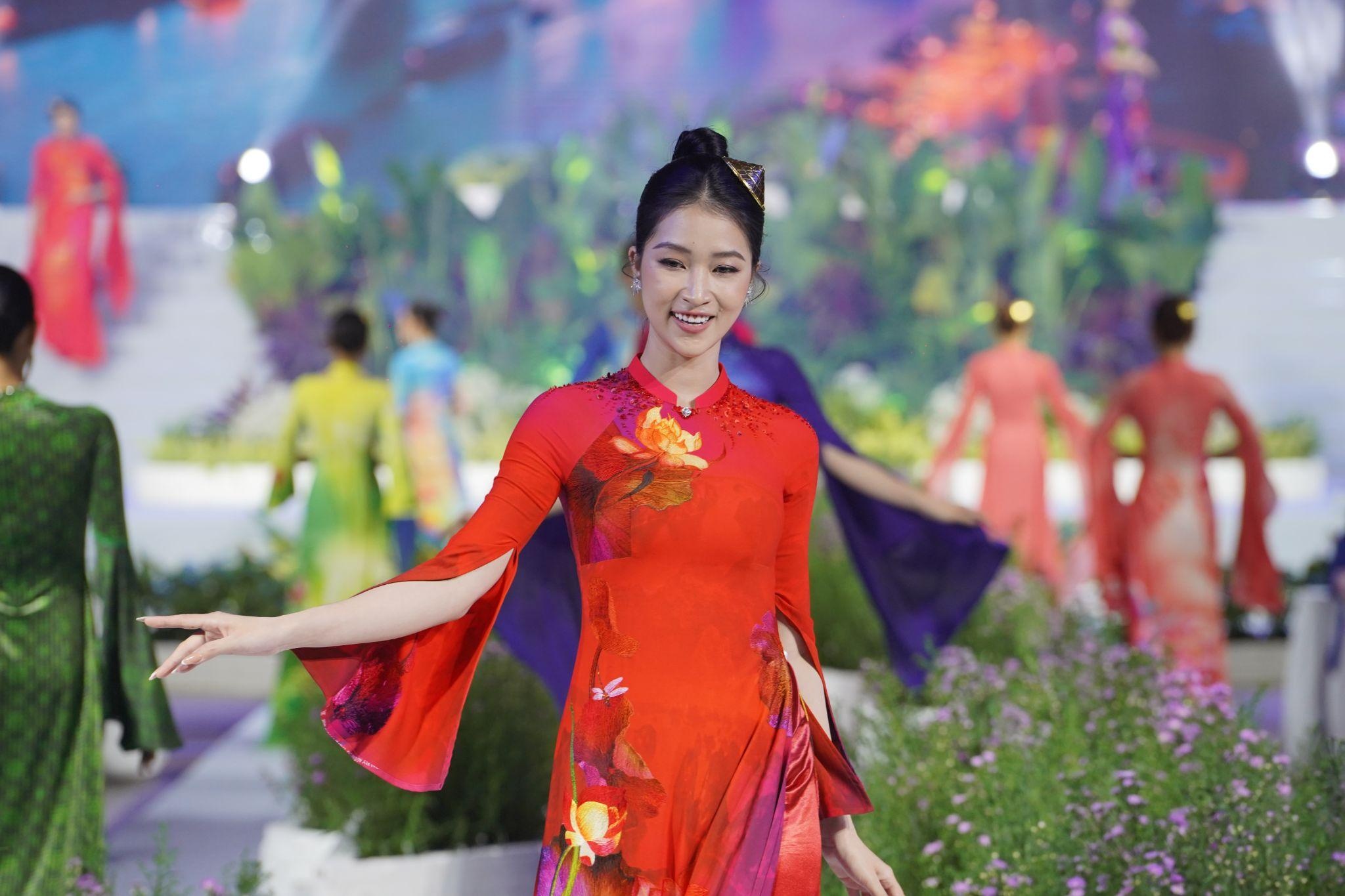 Hang tram nguoi mau trinh dien ao dai tren pho di bo hinh anh