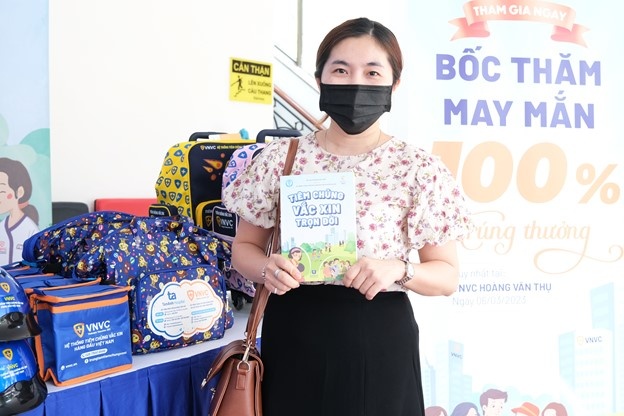 Nguoi Viet lan dau co sach ve Tiem chung vaccine tron doi hinh anh