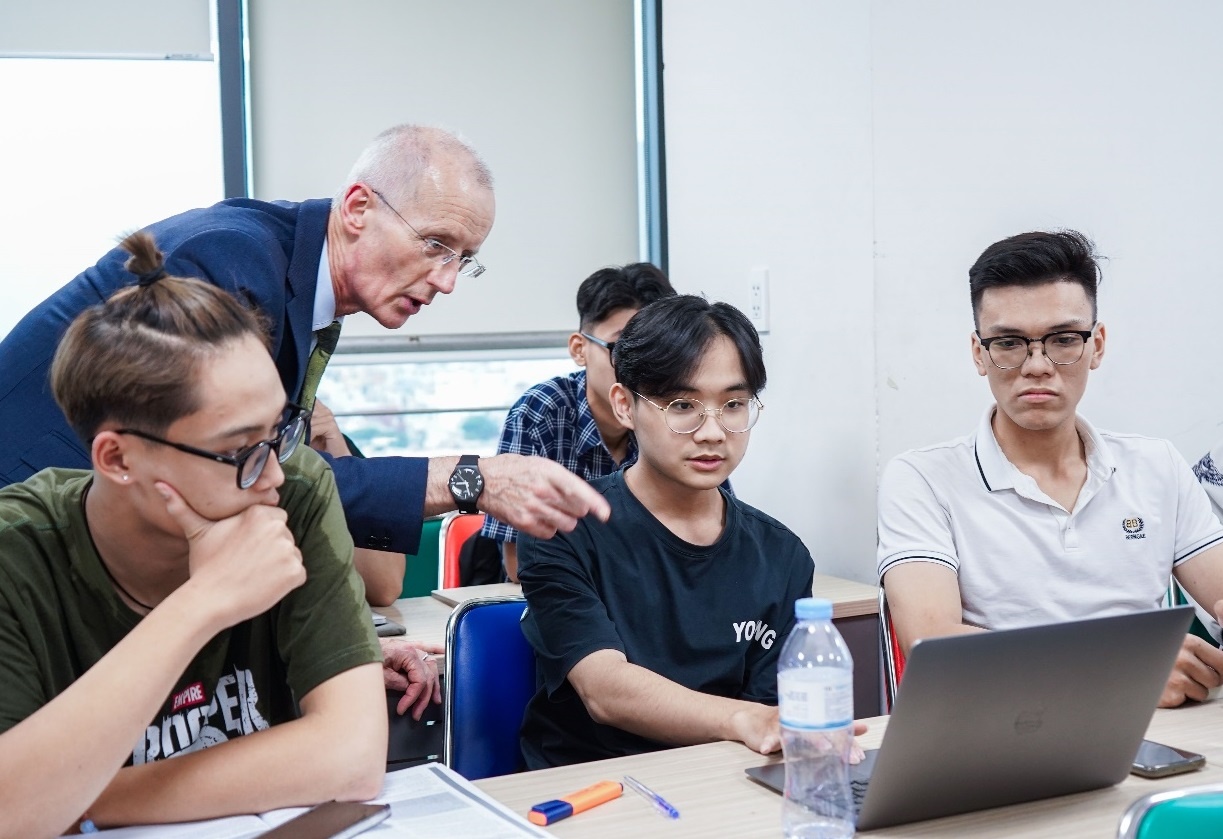 ‘Du hoc tai cho’ o ngoi truong dat chuan kiem dinh quoc te hinh anh