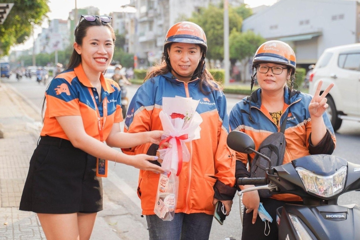 Tram xe ngot ngao Ahamove dem yeu thuong trao nua the gioi hinh anh