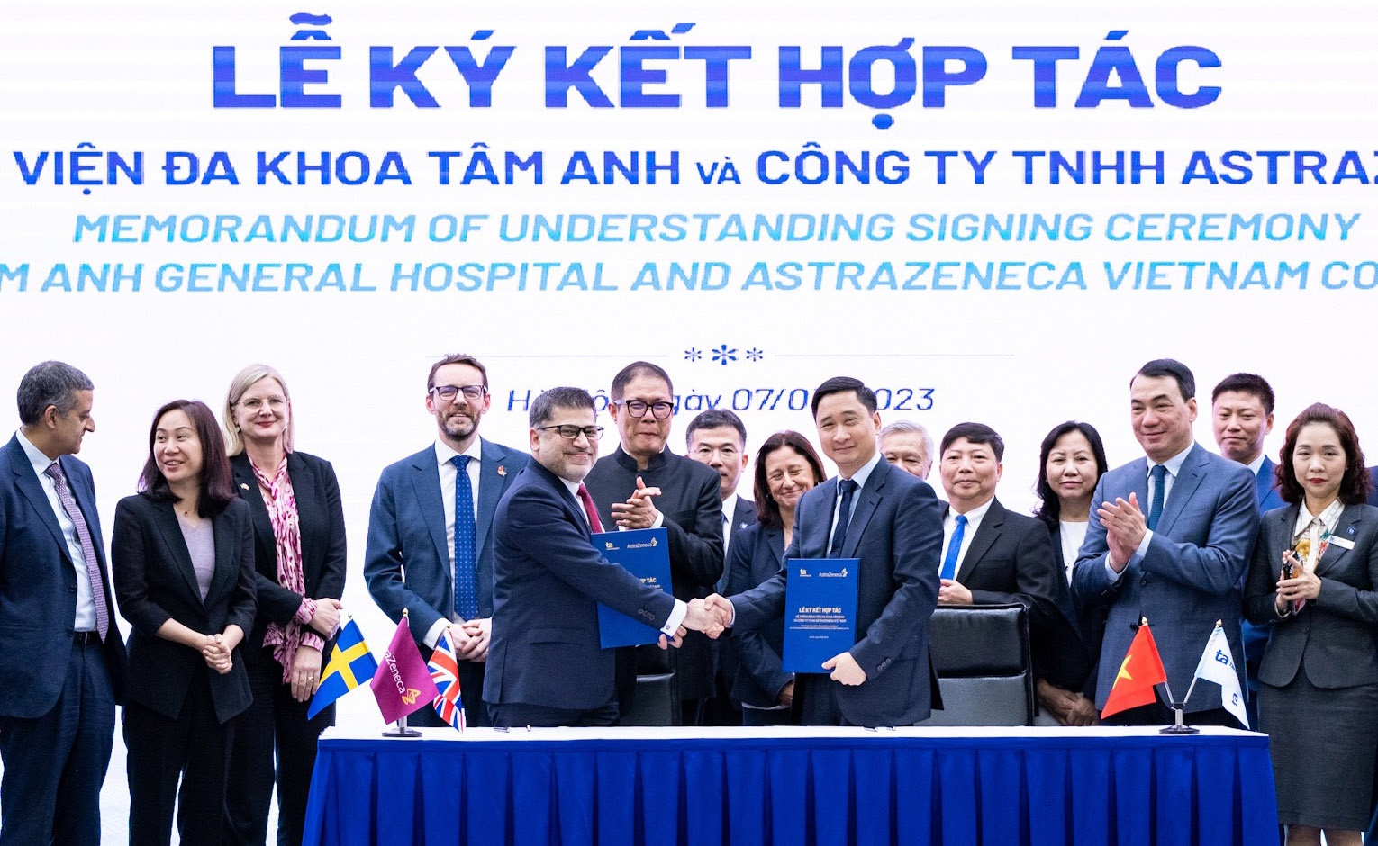 Le ky ket mo ra co hoi su dung thuoc va vaccine moi cho nguoi dan hinh anh