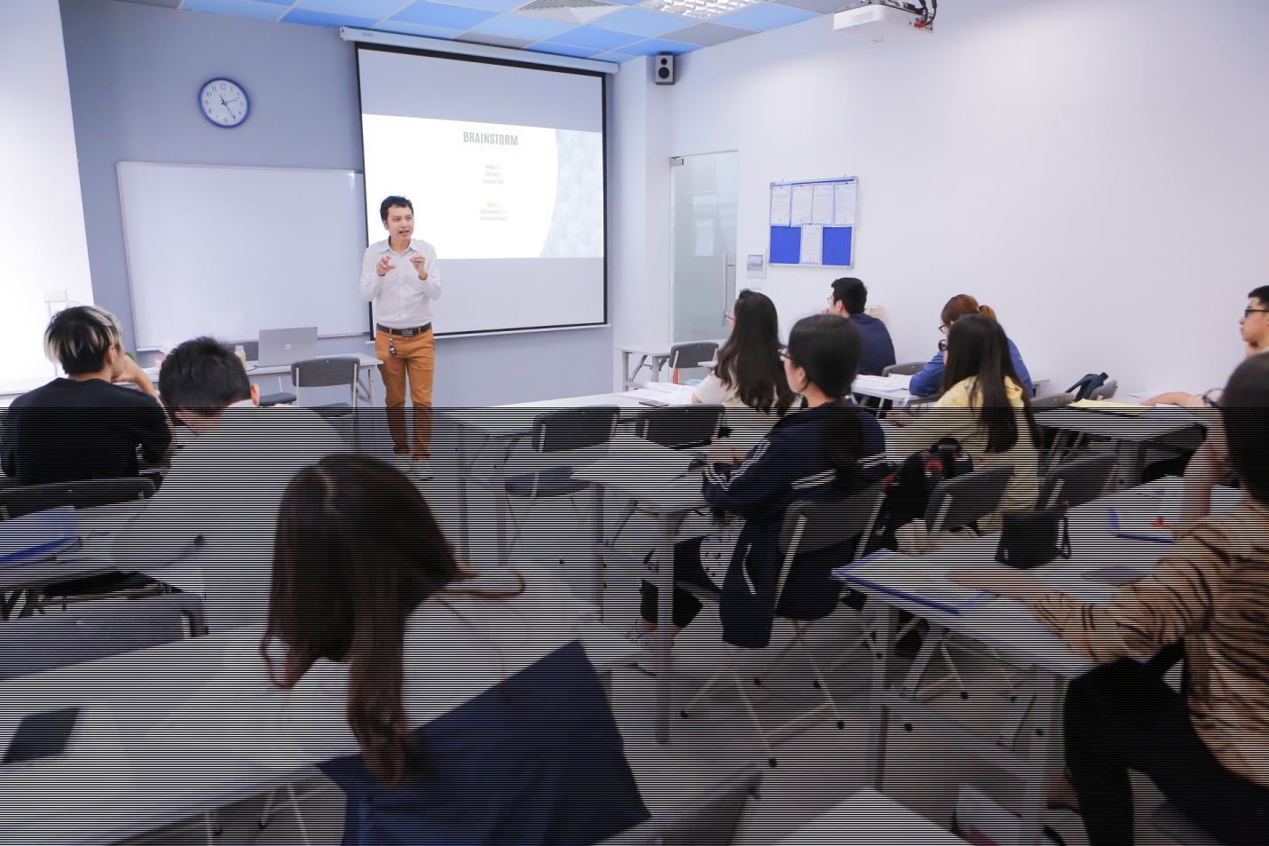 Giao vien don dau xu huong thi IELTS tren may tinh hinh anh