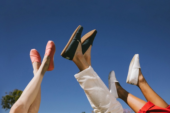 Giay Toms va su menh vi su phat trien cua cong dong hinh anh