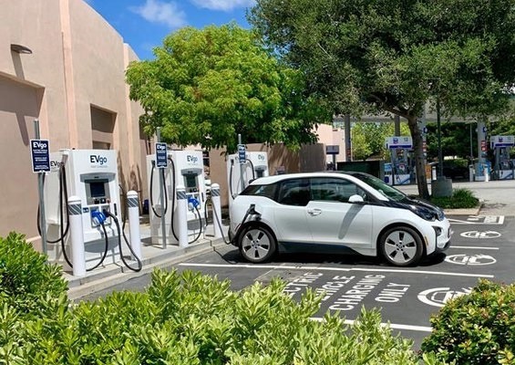Cac nuoc quy dinh ra sao ve lap dat tram sac xe dien tai khu dan cu? hinh anh