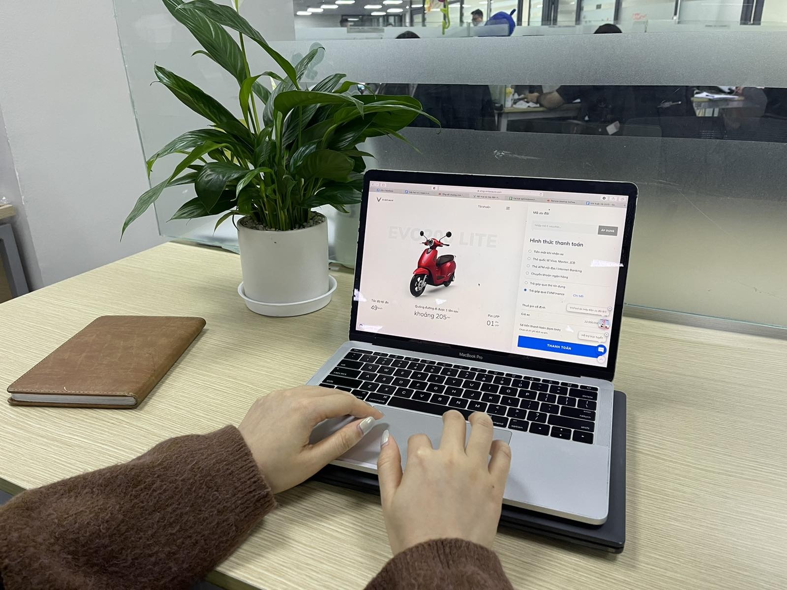 Quy trinh mua truoc tra sau xe may dien VinFast hinh anh