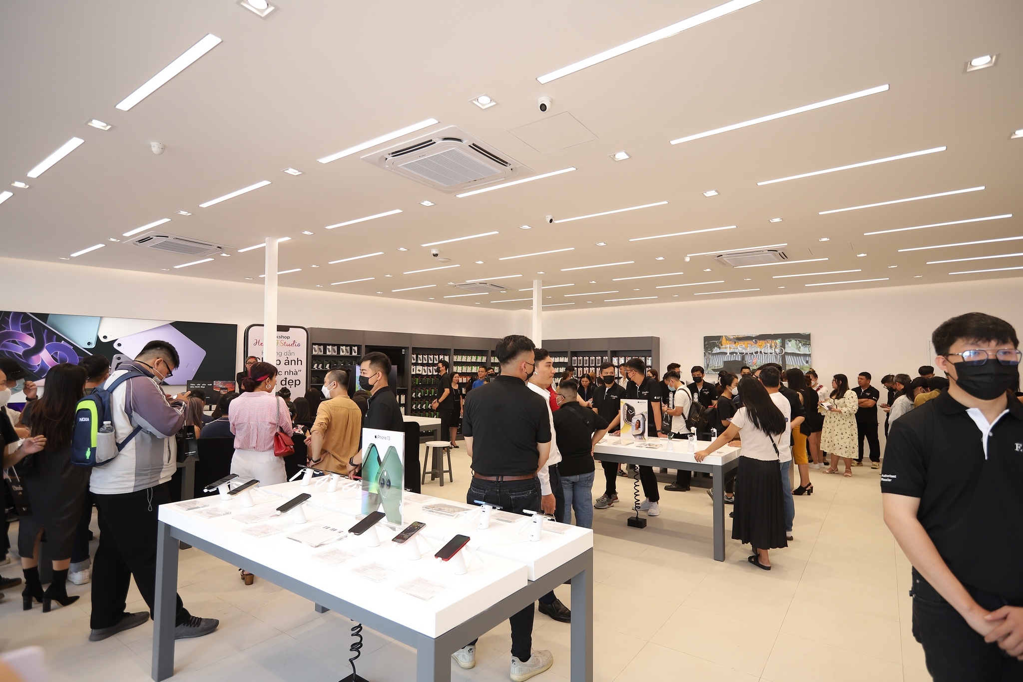 F.Studio by FPT,  hang chinh hang Apple anh 2