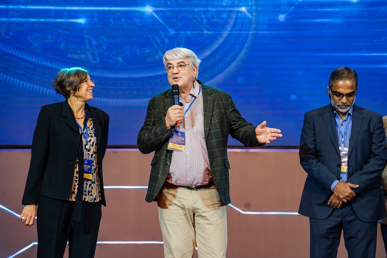 Quy VinFuture khoi dong chuoi hoi thao truc tuyen ‘InnovaTalk 2023’ hinh anh