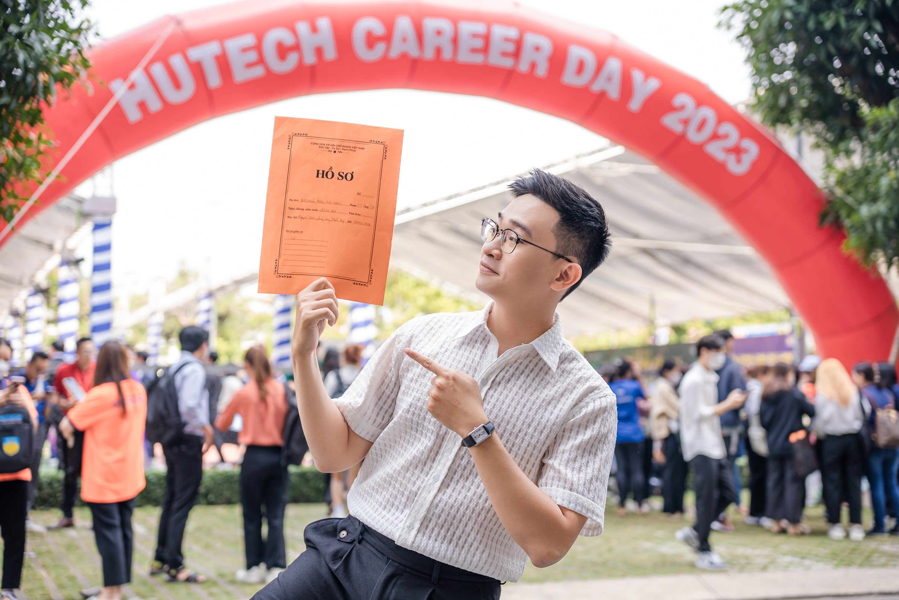 Sinh vien Hutech som thu suc tai cac san thuong mai dien tu lon hinh anh