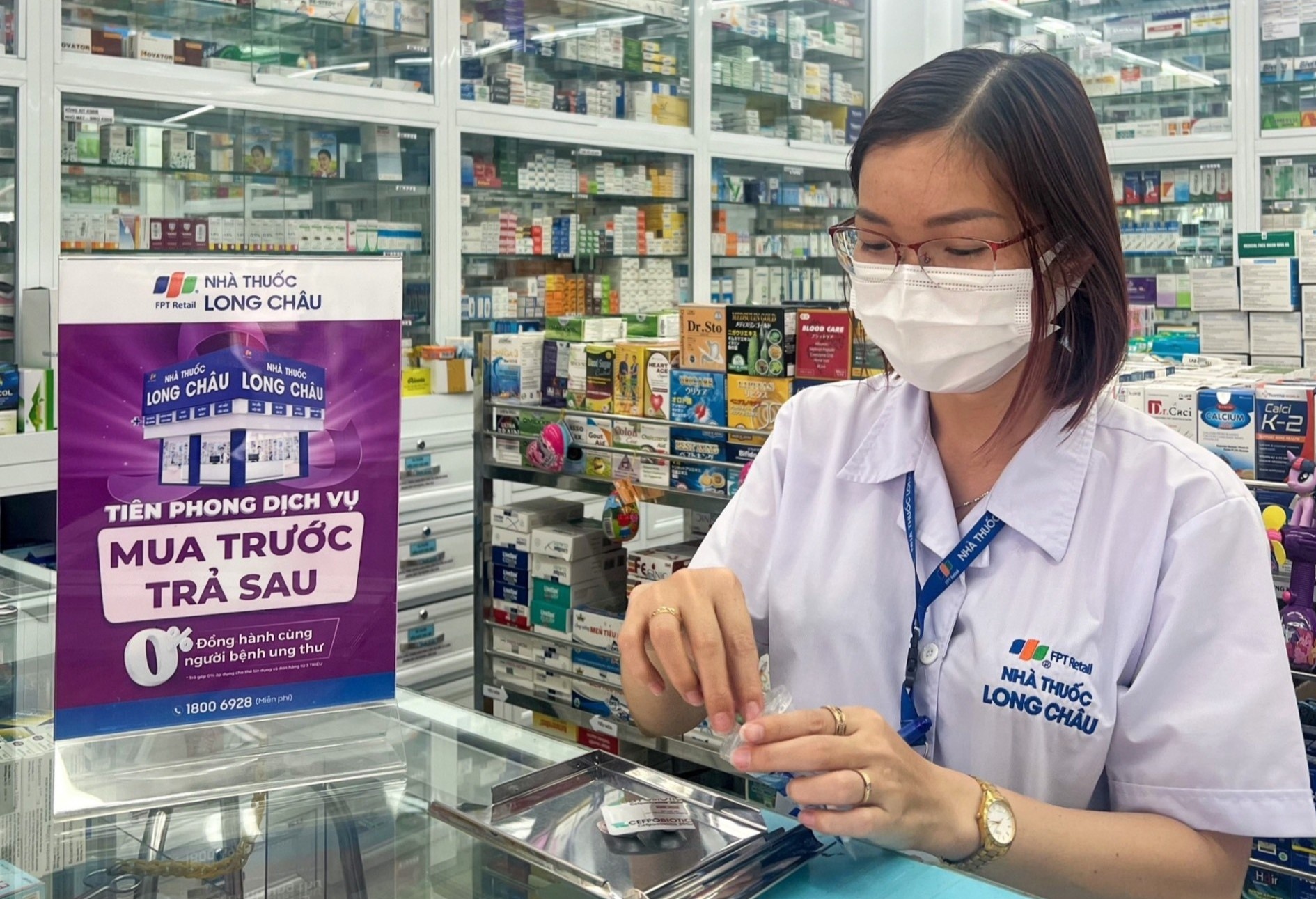 FPT Long Chau ho tro nguoi benh voi dich vu tra gop hoa don mua thuoc hinh anh