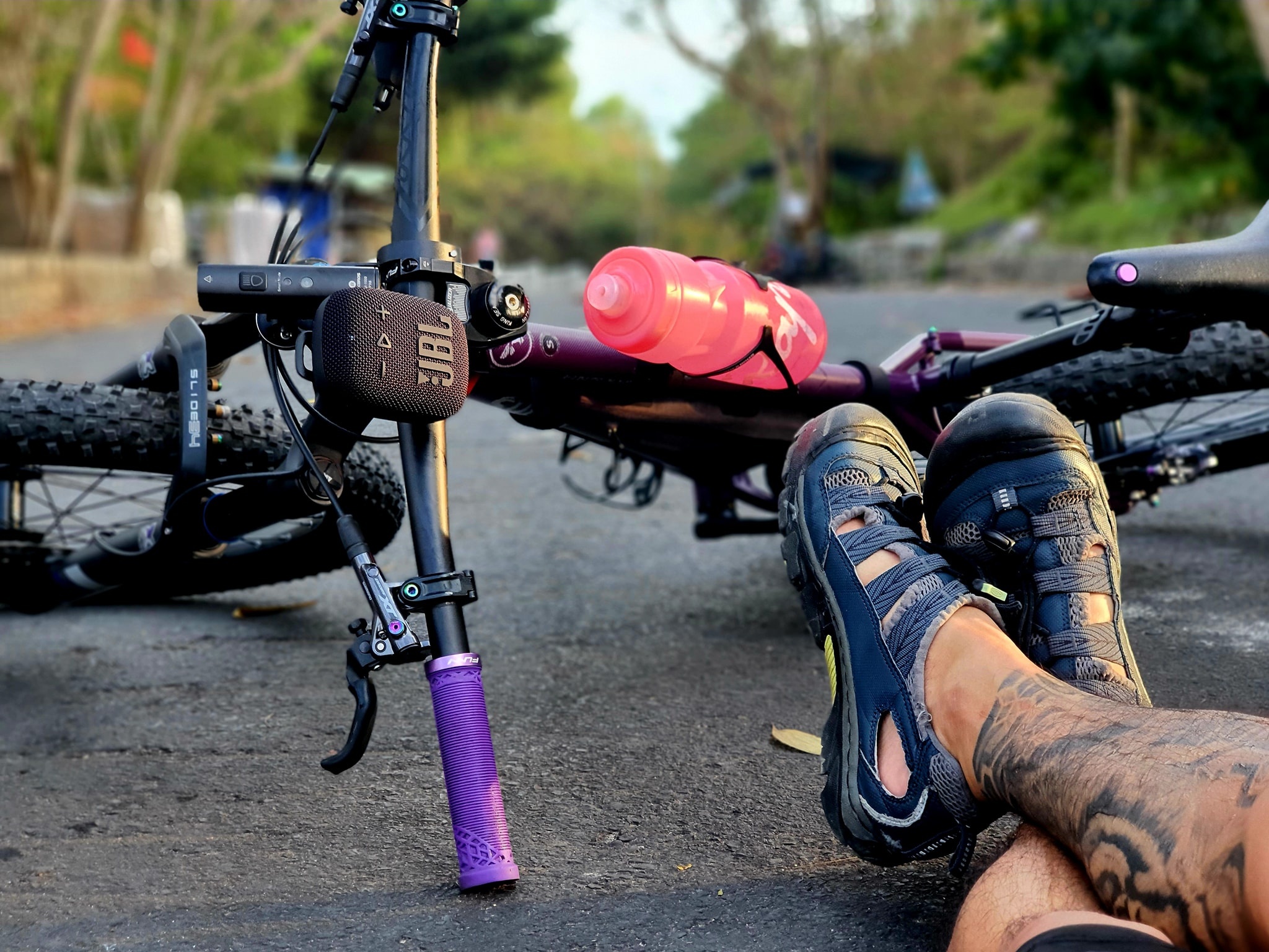 Cau chuyen cua 3 biker 'nham chan tren mang nhung song dong ngoai doi' hinh anh