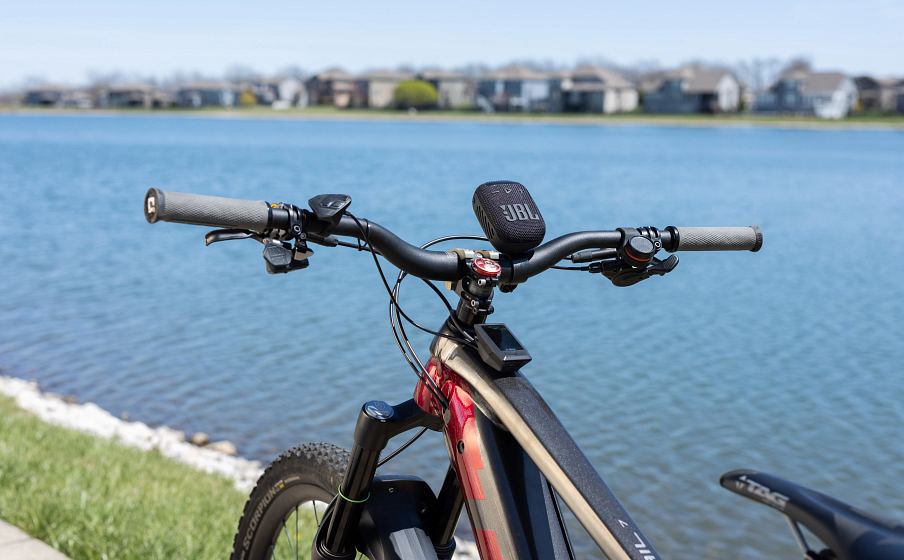 loa gan xe dap,  JBL anh 1