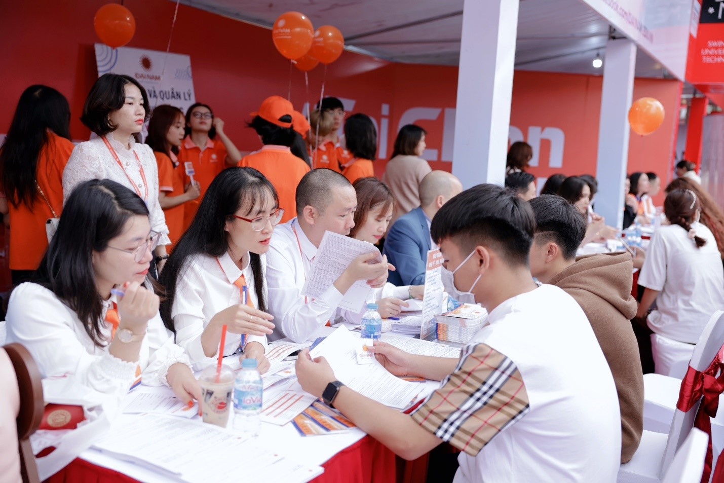 DH Dai Nam thu hut si tu trong ngay tu van tuyen sinh, huong nghiep hinh anh