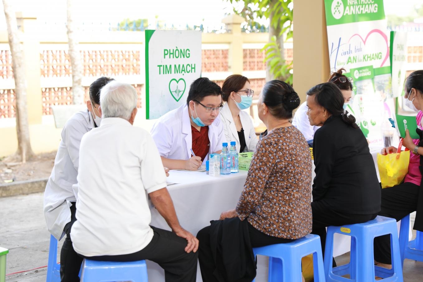 Unison va An Khang kham benh, phat thuoc mien phi o Ba Ria - Vung Tau hinh anh
