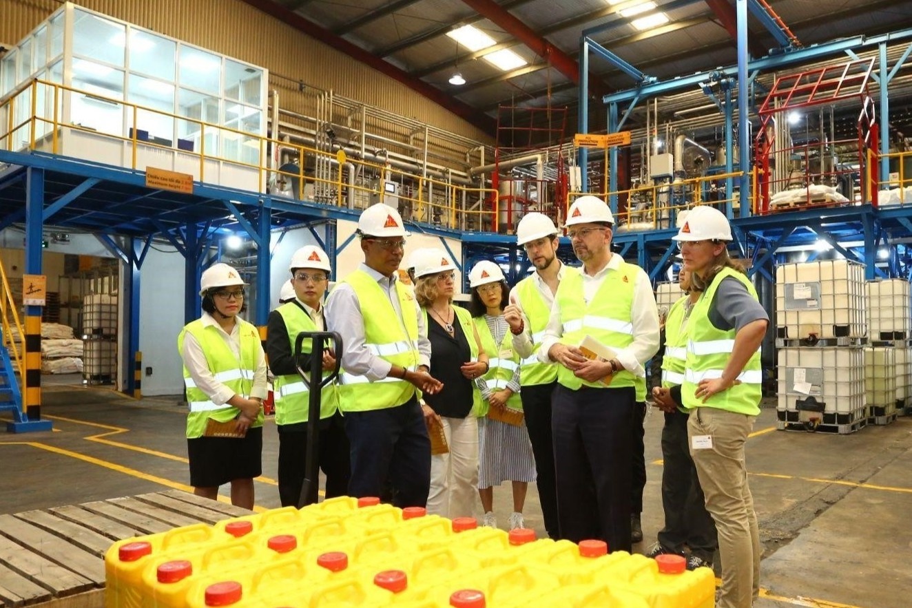 Dai su Thuy Si tu hao sau chuyen tham nha may Sika Viet Nam hinh anh