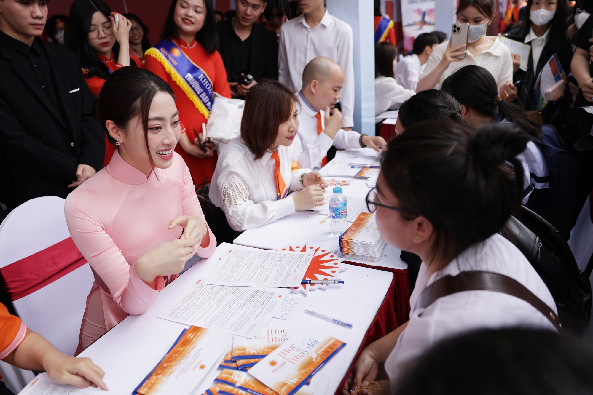 Chon nganh, chon truong cung Hoa hau Luong Thuy Linh hinh anh