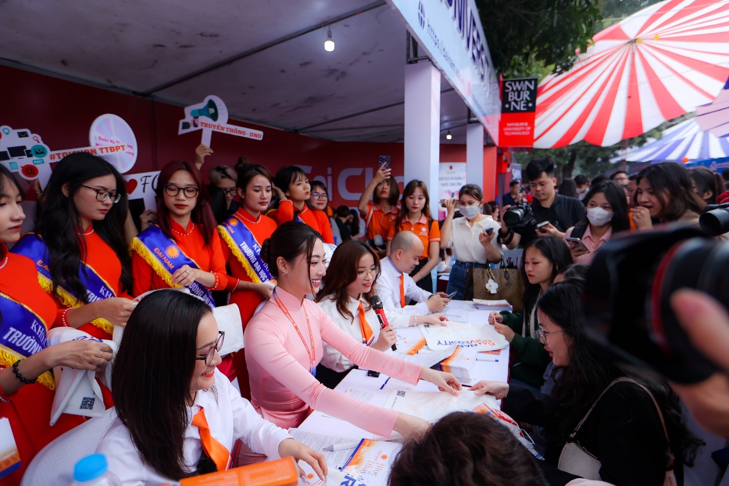 ngay hoi huong nghiep,  Dai hoc Dai Nam anh 2