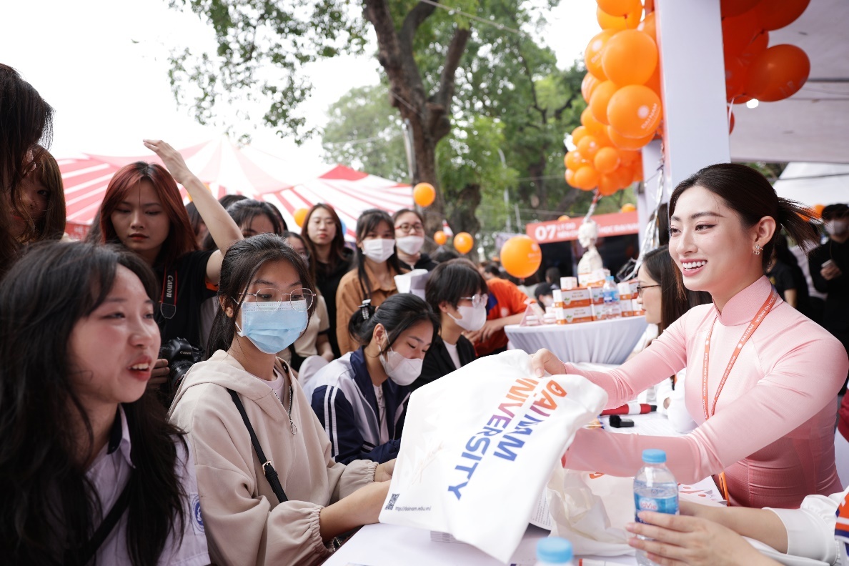 ngay hoi huong nghiep,  Dai hoc Dai Nam anh 3