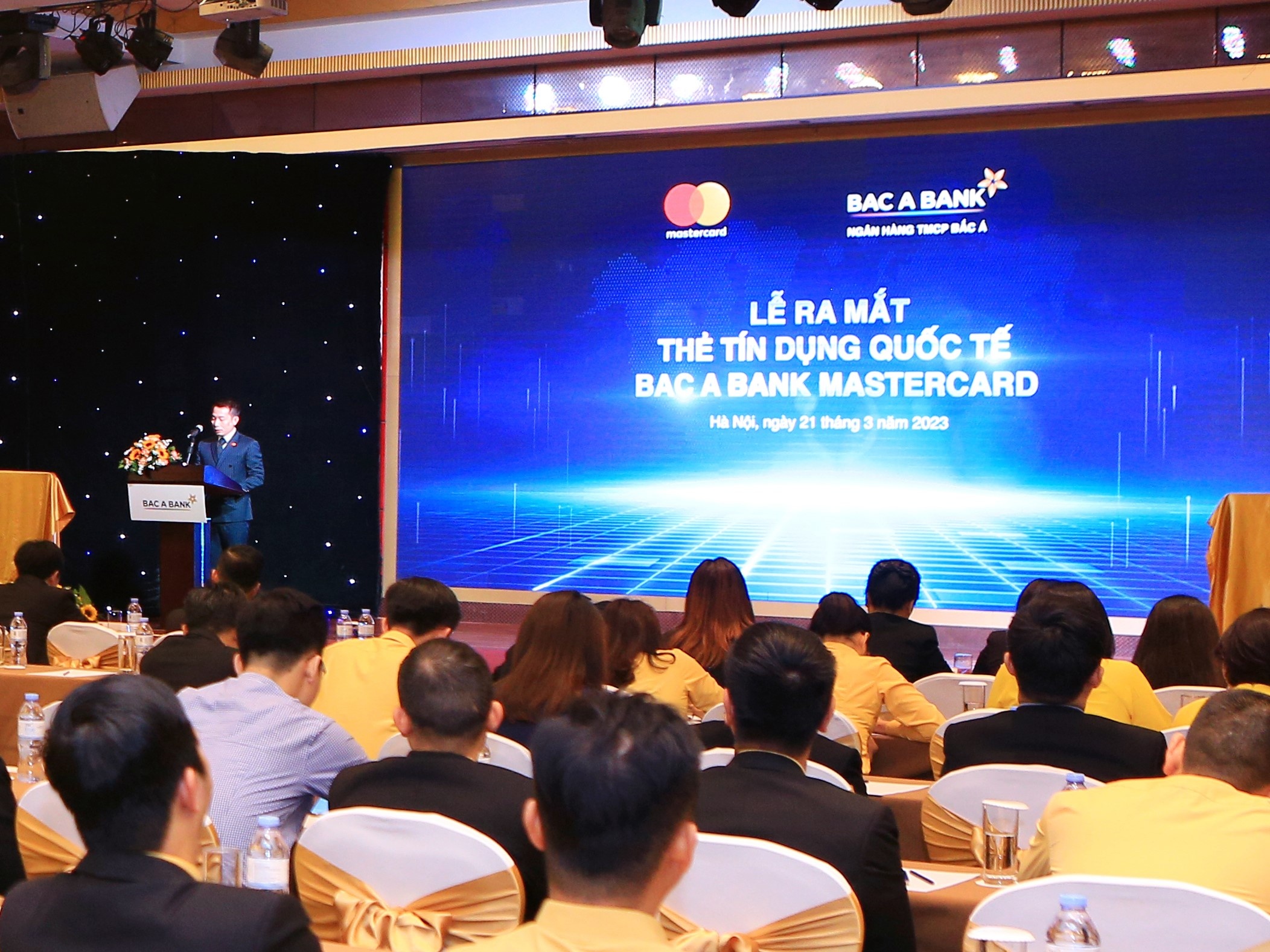 Bac A Bank ra mat 2 dong the tin dung quoc te moi voi nhieu uu dai hinh anh